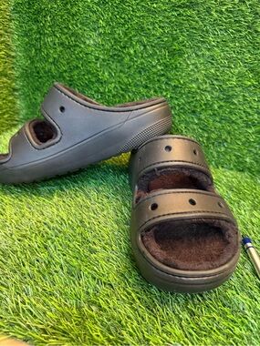 Crocs unisex Black Faux-Fur Lined Slide Sandals m 5.0.  W 7.0